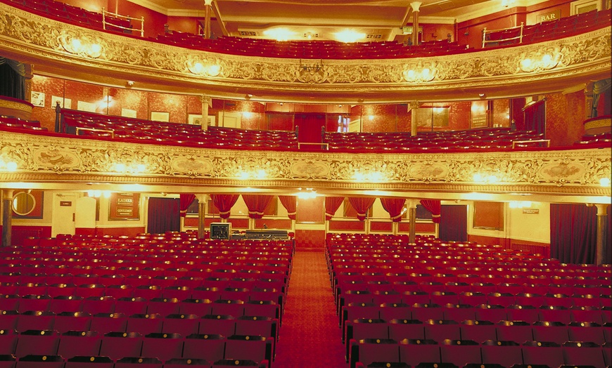 Image 2: Comédie au théâtre du Trianon 