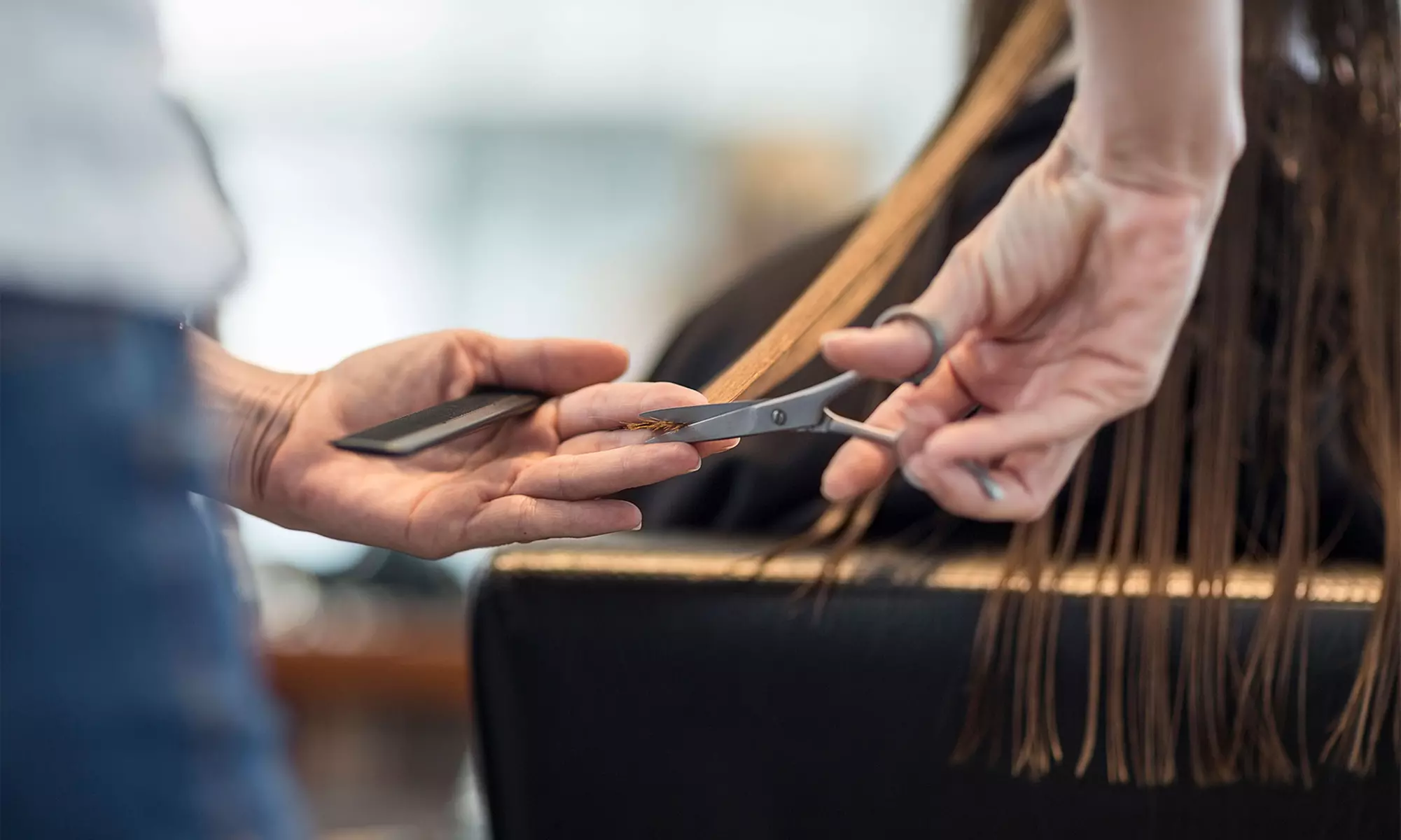 Damen-Haarschnitt optional mit Ansatzfarbe, Strähnchen oder  Balayage