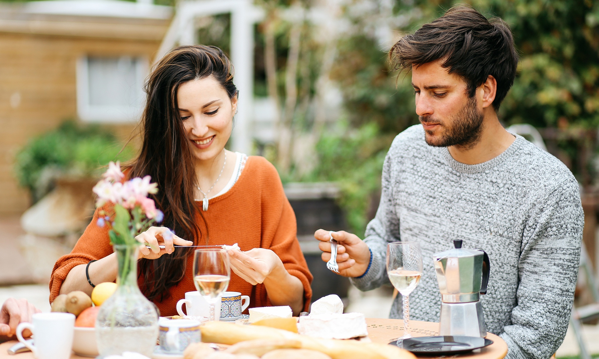 Croissant-Frühstück mit Getränken