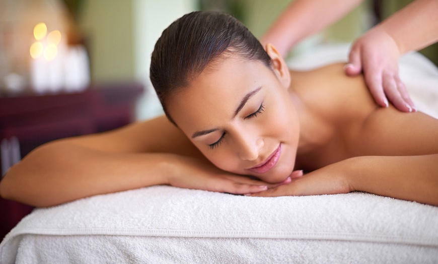 Image 1: Pases de spa para 2 con masaje y bombones ¡Relájate y disfruta!