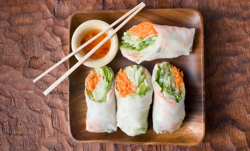 Image 1: Aperitivo vegan sushi e vino Bio