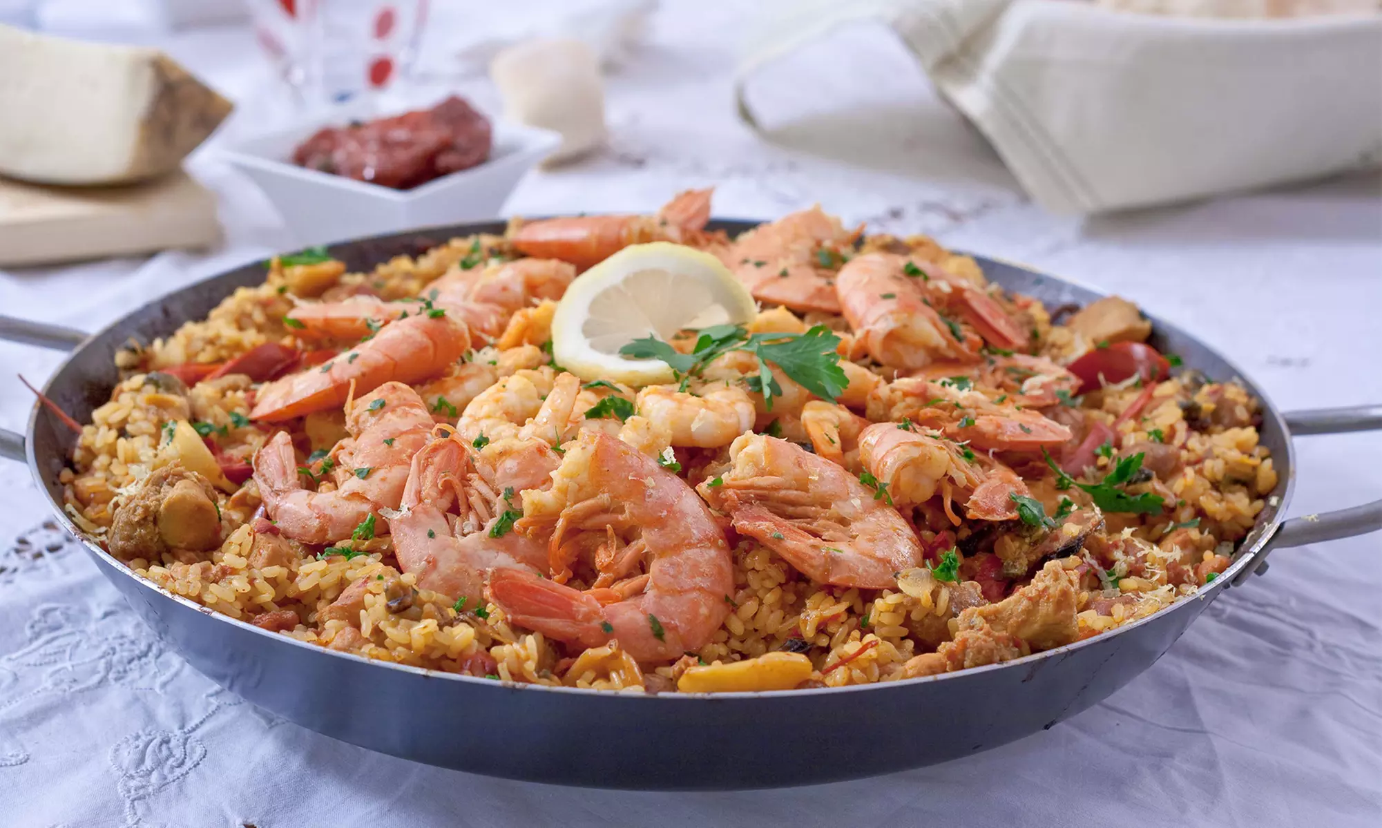 Genieße eine authentische spanische Paella und köstliche Churros