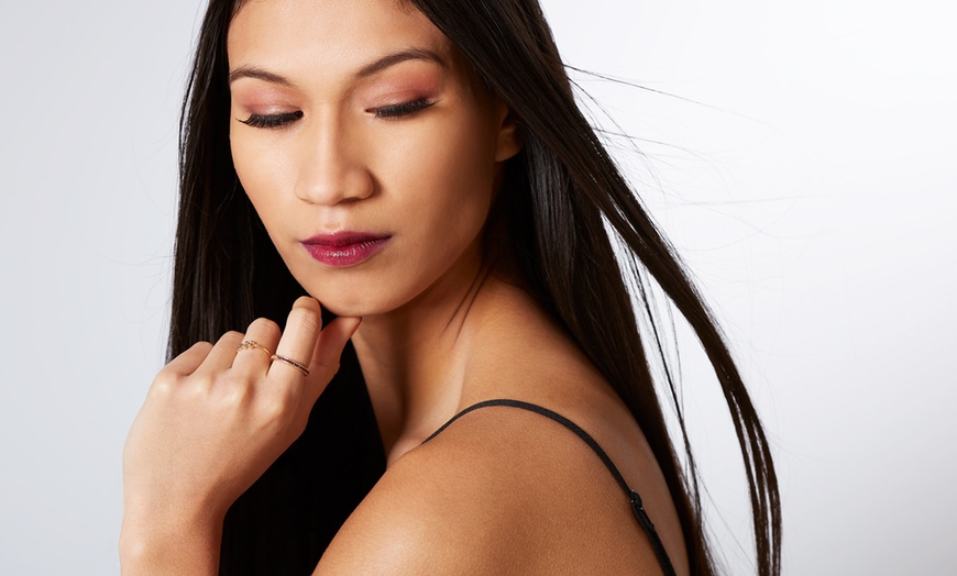 Image 1: Full Set of Eyelash Extensions