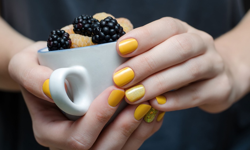 Image 1: Pour des mains sublimées : vernis semi-permanent et beauté des mains