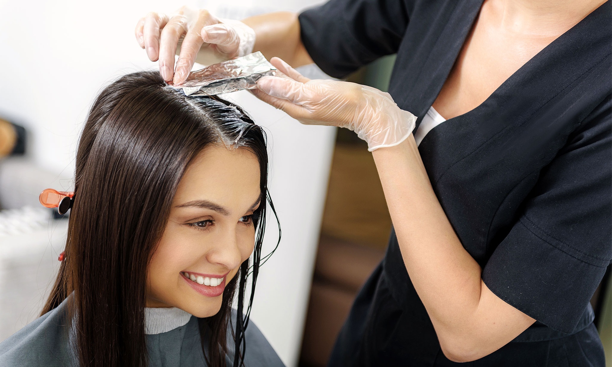 Waschen, Schneiden und Föhnen, opt. mit Ansatzfarbe, für 1 Person