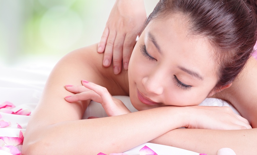 Image 1: Traditional Thai or Coconut Oil Massage for One Person