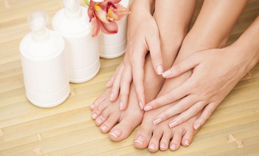 Image 1: Manicure i pedicure hybrydowy z opcjonalnym opracowaniem stóp