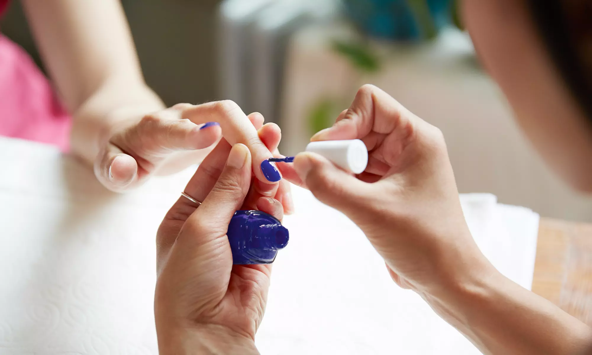 Soin des mains et pose d'ongles à Bonjour Spa & Nails