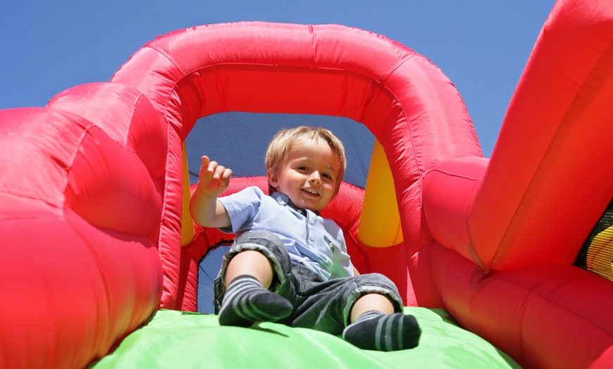 Image 1: Parque infantil con merienda