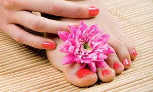 Mini soin des mains ou des pieds avec pose de vernis semi-permanent à l'institut Neige Ongle Nails