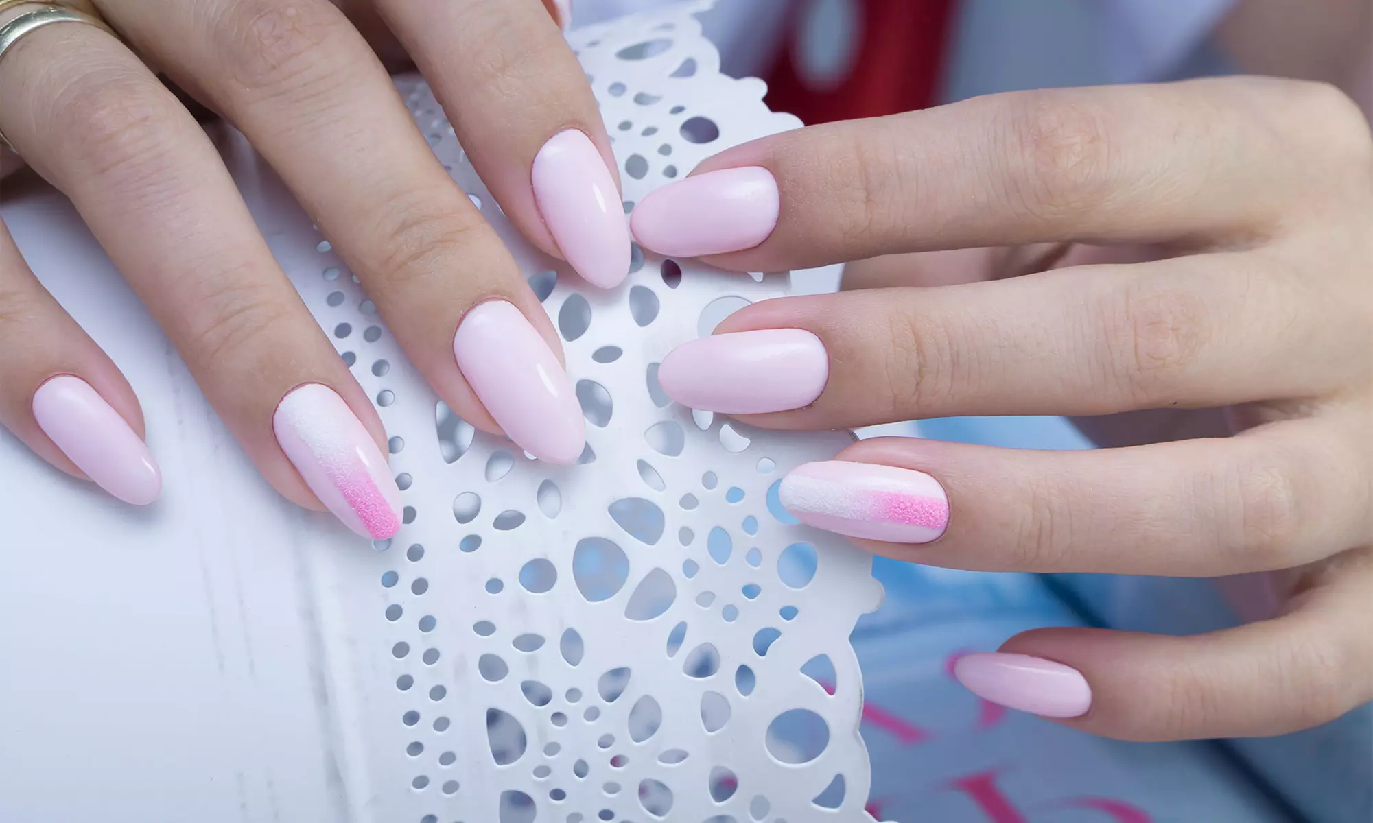 Una manicure con smalto semipermanente Estetica Mara (sconto fino a 22%) - Primary Image