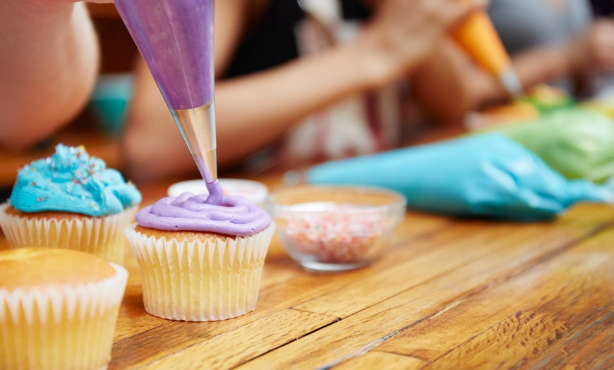 Image 3: Curso de decoración de cupcakes o de elaboración de bizcochos para 1