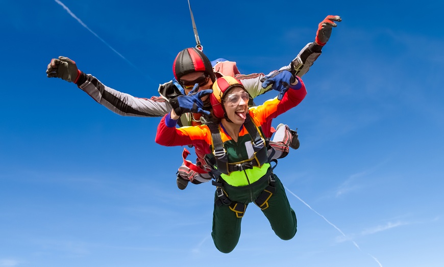 Image 1: Saut en parachute