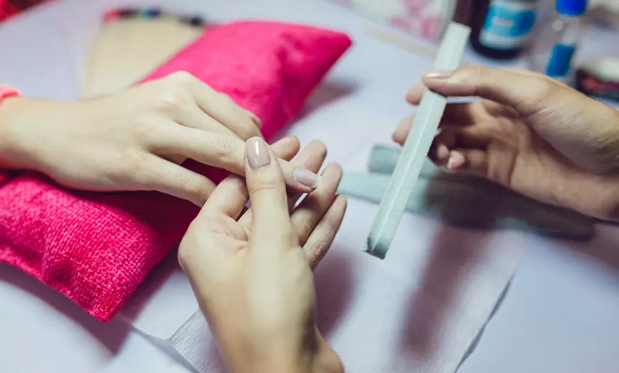 Image 1: 1 o 2 sesiones de manicura, pedicura o ambas para 1 persona 