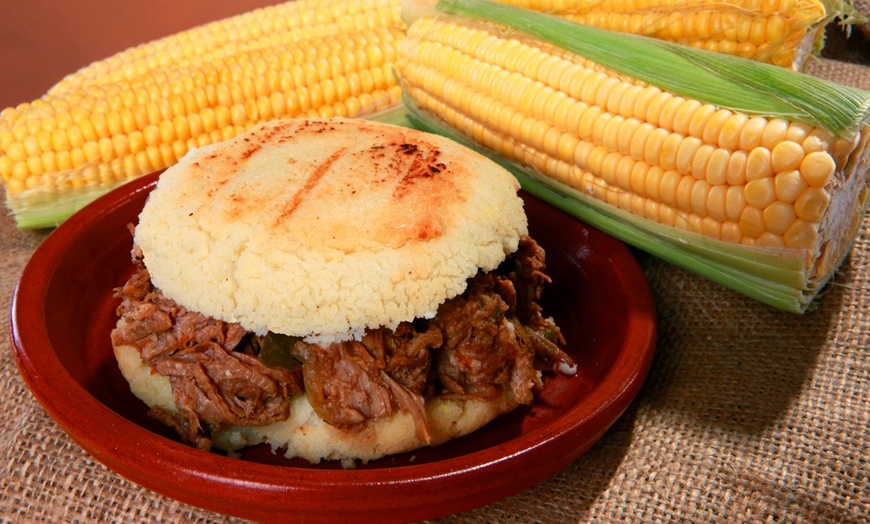 Image 1: Menu venezuelano: arepas e birra