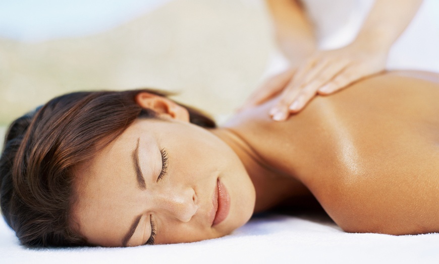 Image 1: Modelage du corps relaxant d'1h aux huiles essentielles
