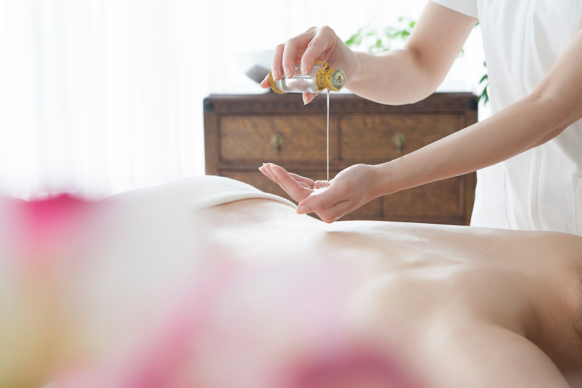 Relax with a 60-Minute Chinese Herbal Oil Massage Package