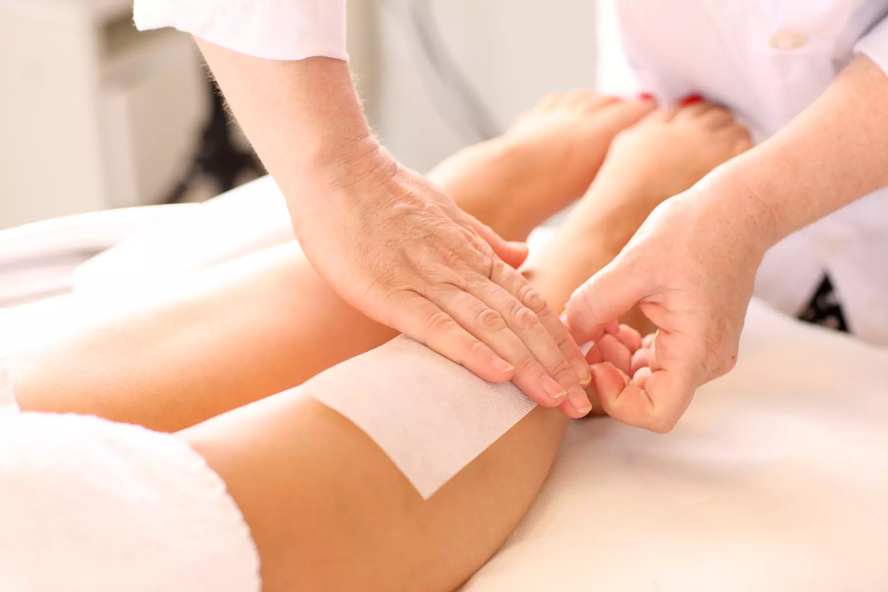 Séance d'épilation à la cire infusée au miel de 30 à 60 min. sur zones au choix avec Be-Up Beauty à Paris - Primary Image