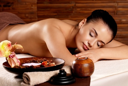 Gold Pamper Package: 60min full body massage with décolleté, face and scalp