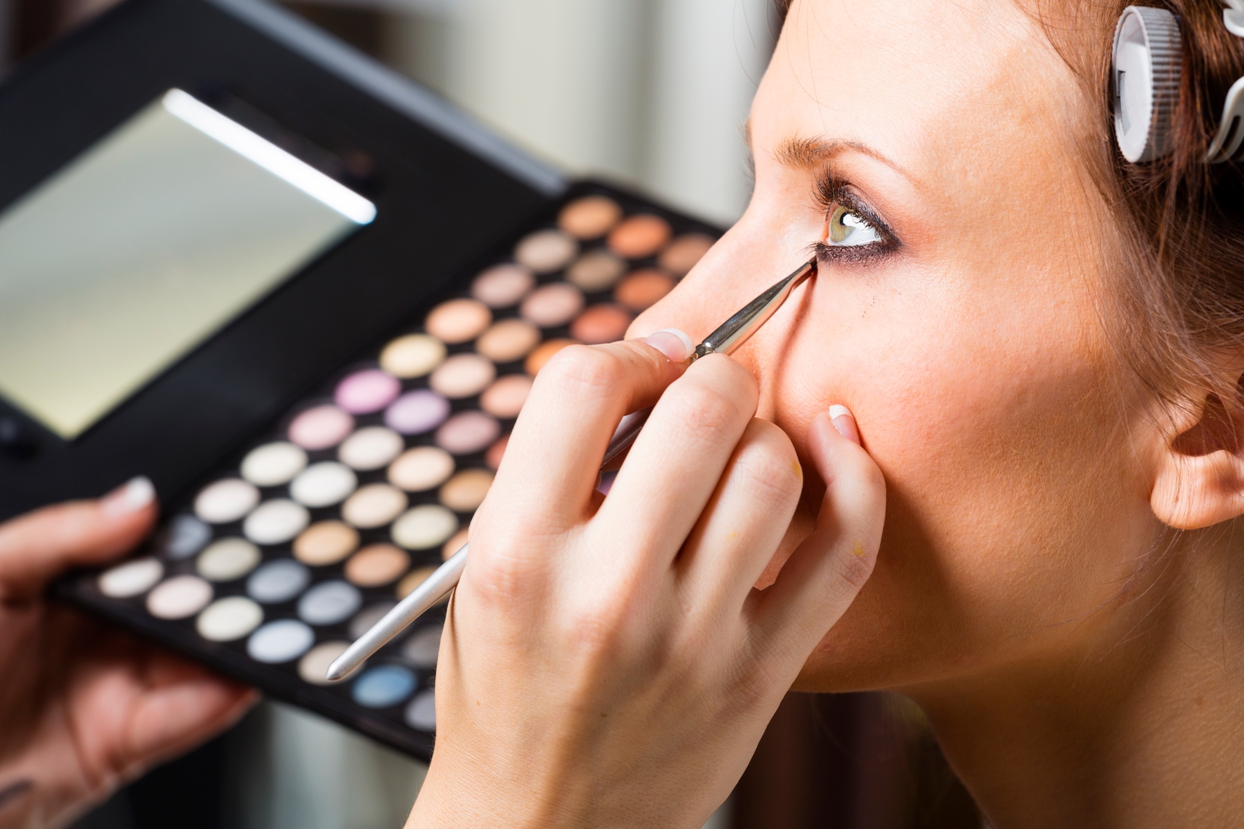 Transform Your Look with Glam and Natural Makeup Options