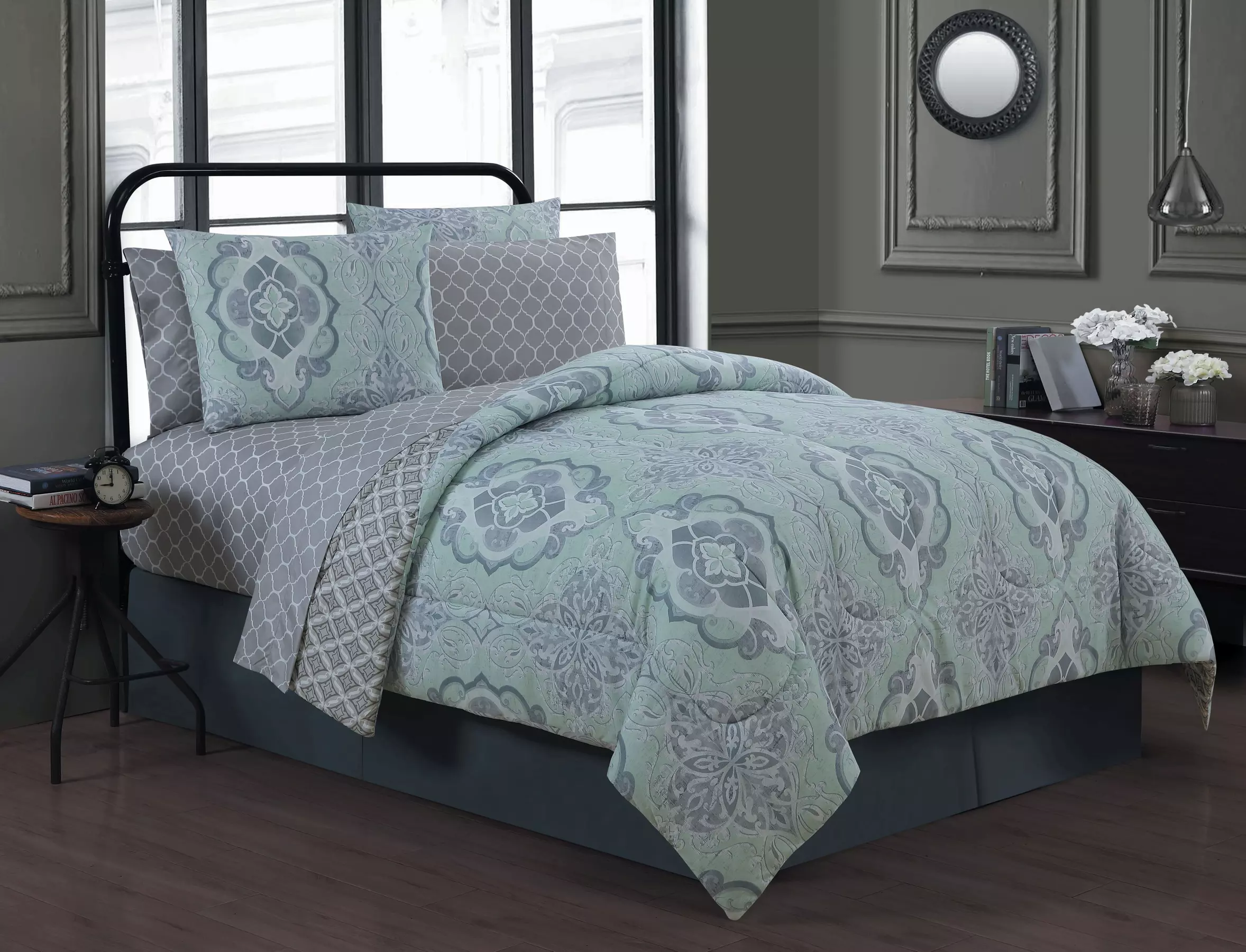 Jacquard Reversible Bed in a Bag Set with Printed Sheets (8-Piece) - Second Medium