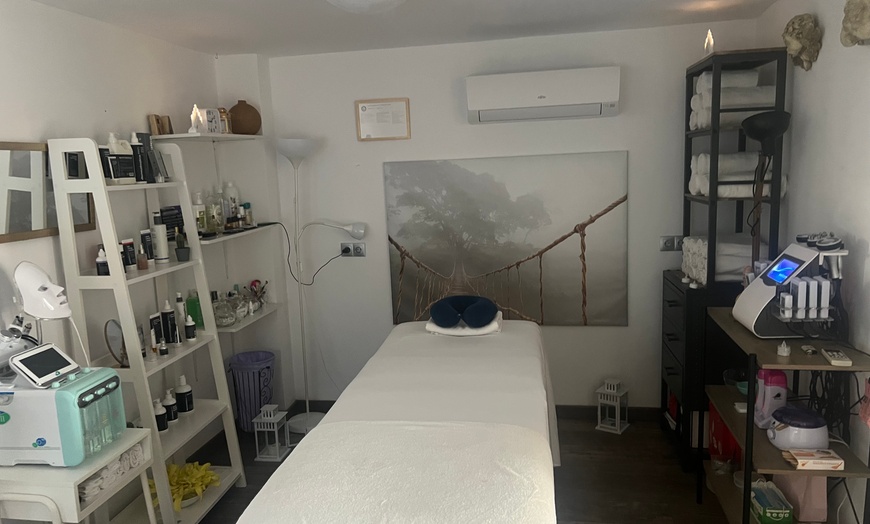 Image 1: 1 o 3 masajes de cuerpo entero de 1 h a elegir entre 8 tipos