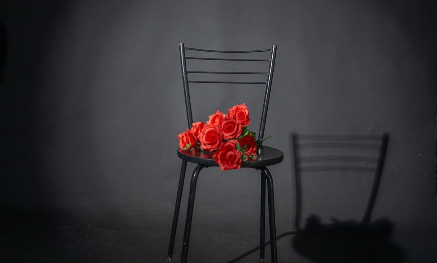 Image 6: Sesión de fotos de temática navideña para grupos con atrezzo incluido