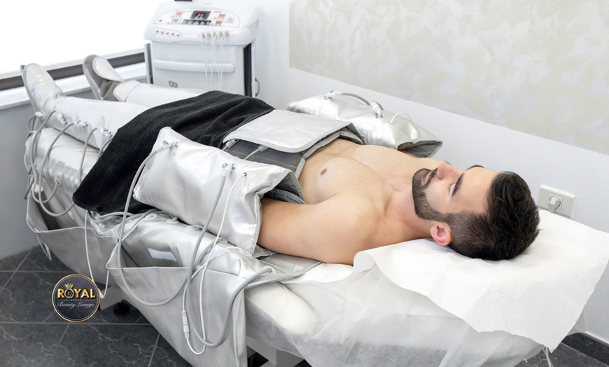 Image 1: 30-Min Detoxifying Pressotherapy Session Tailored Exclusively for Men