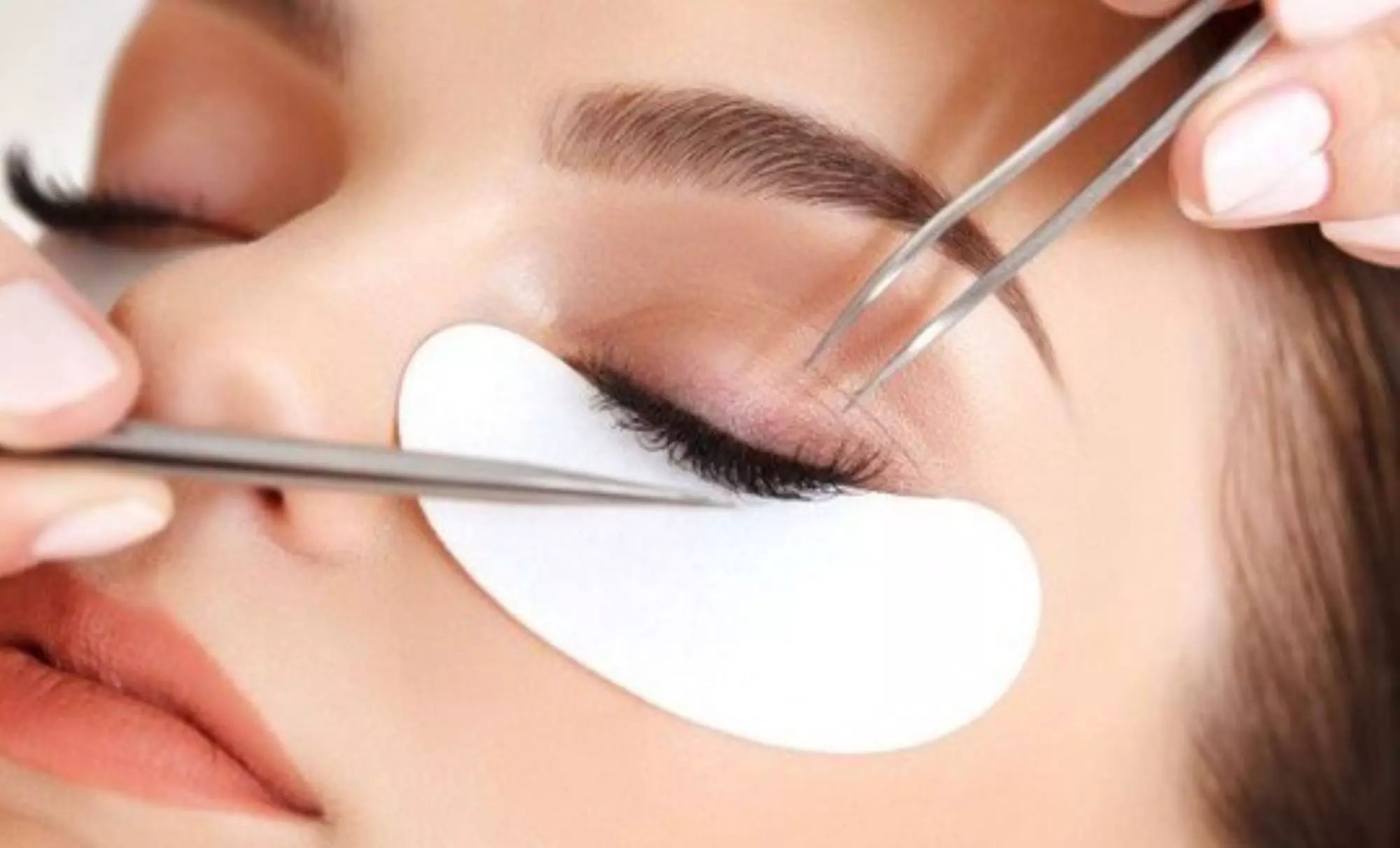 Get a Full Set of Classic or Hybrid Eyelash Extensions