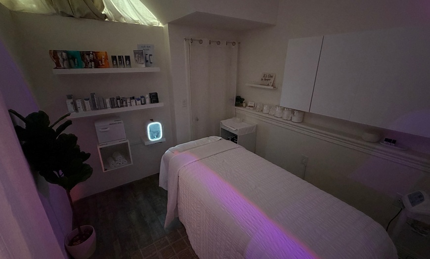 Image 2: 90-Minute Hot Stone Massage with Choice of Foot or Scalp Treatment