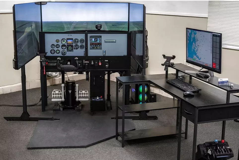 Experience Flying with a Realistic Simulator Session