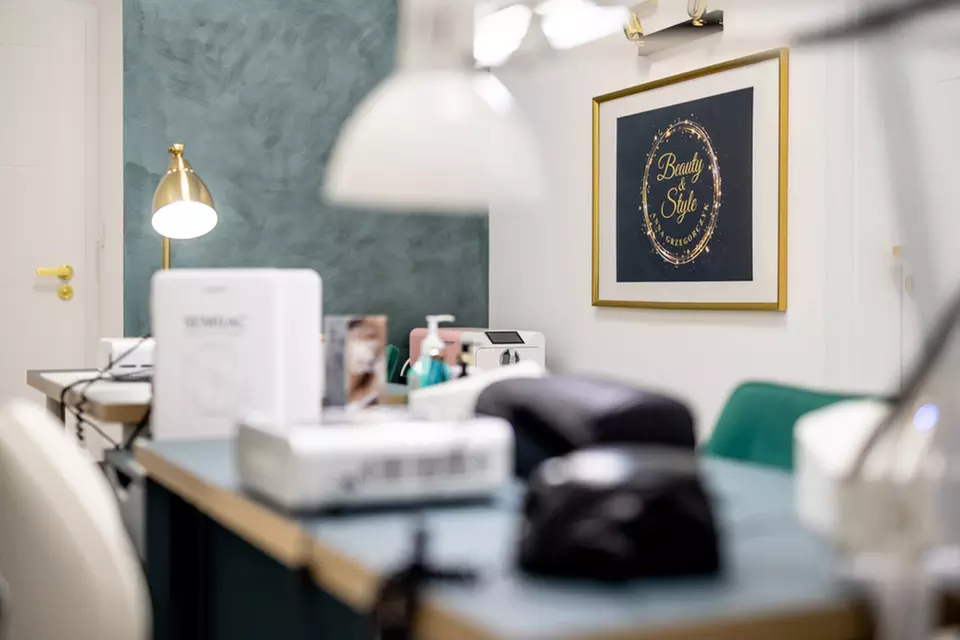 Paznokciowy Power lub pedicure hybrydowy z opracowaniem pięt dla 1 osoby w Beauty & Style Anna Grzegorczyk