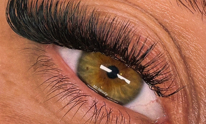 Image 3: Extension ou rehaussement de cils ou Brow lift