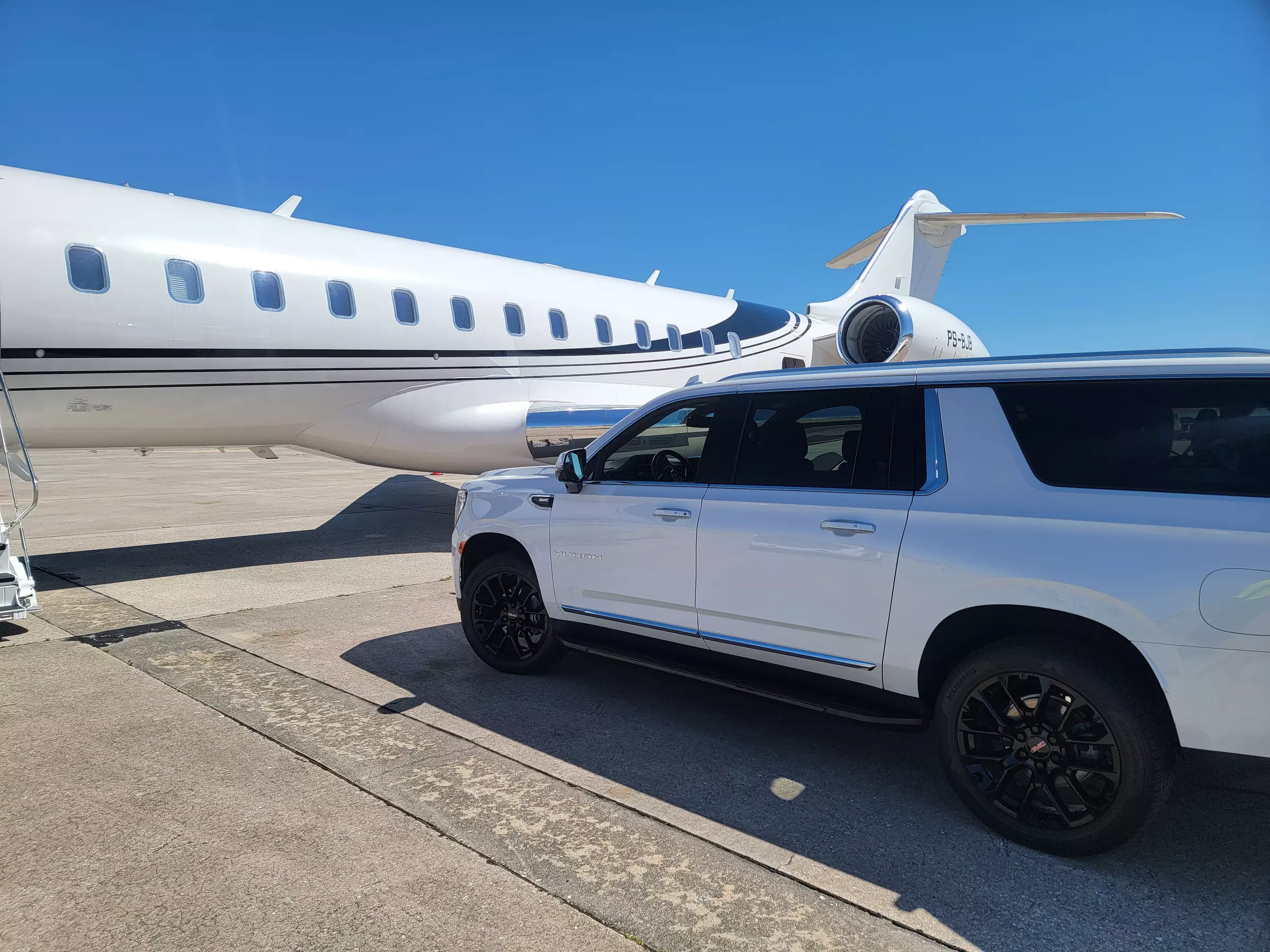 Experience Connecttourus LLC's luxury SUV airport trips for up to 5 people, with savings of up to 33% - Second Medium