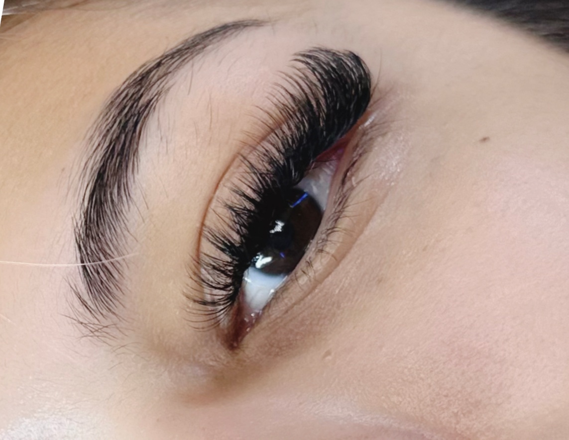 Get a Full Set of Eyelash Extensions for a Stunning Look