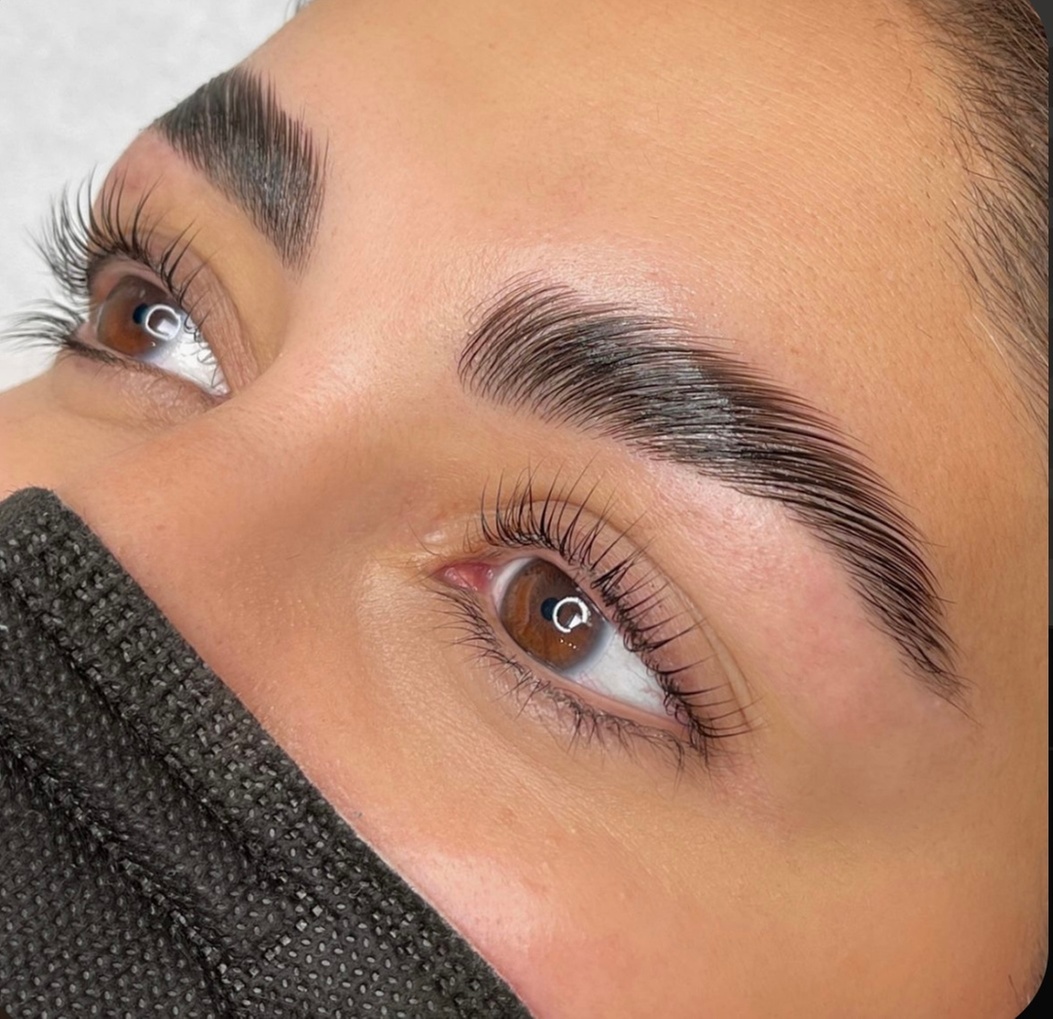 Browlift, épilation en option à Luxury Beauty