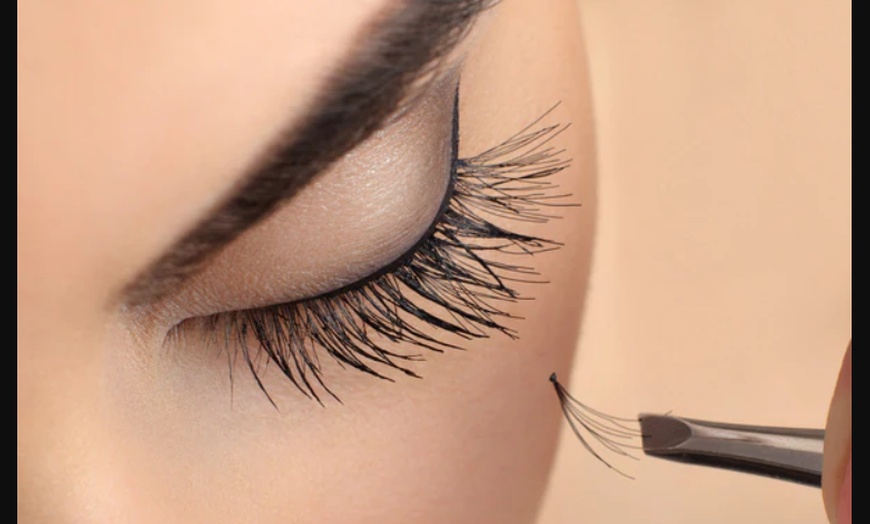 Image 2: Get Cluster Lashes Application at 5T BEAUTY ACADEMY