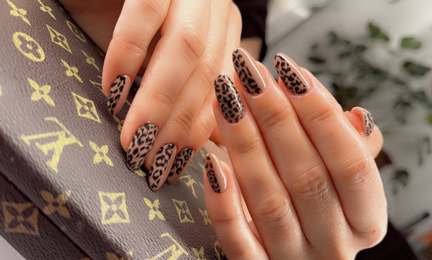 Image 5: Up to 43% Off on Mani-Pedi - Shellac / No-Chip / Gel at Aurora