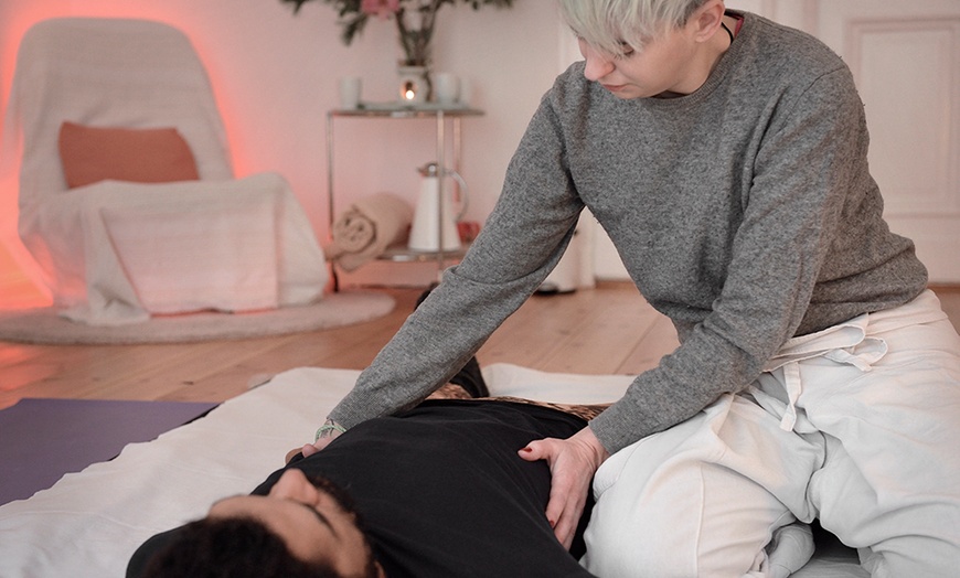 Image 1: Bis zu 51% Rabatt auf den Massage – Shiatsu bei Momoko Healing