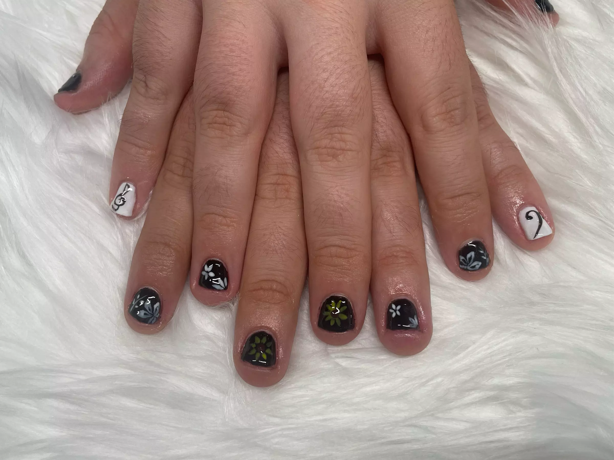 Get a Glossy Finish with Gel Mani Service