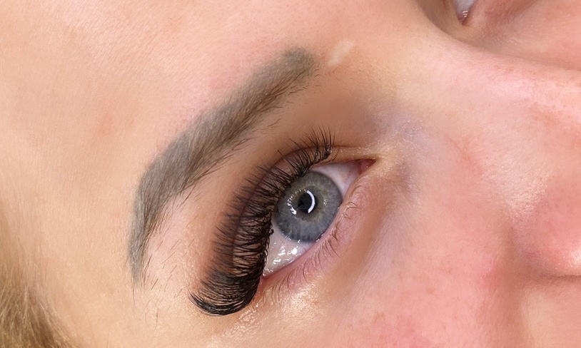 Full Set Classic or Hybrid Eyelash Extensions for a Glam Look