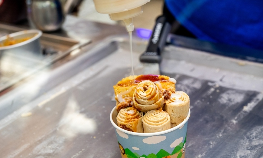 Image 11: Sweet Ice Cream Rolls in Coconut Beach, Cookies & Cream & More