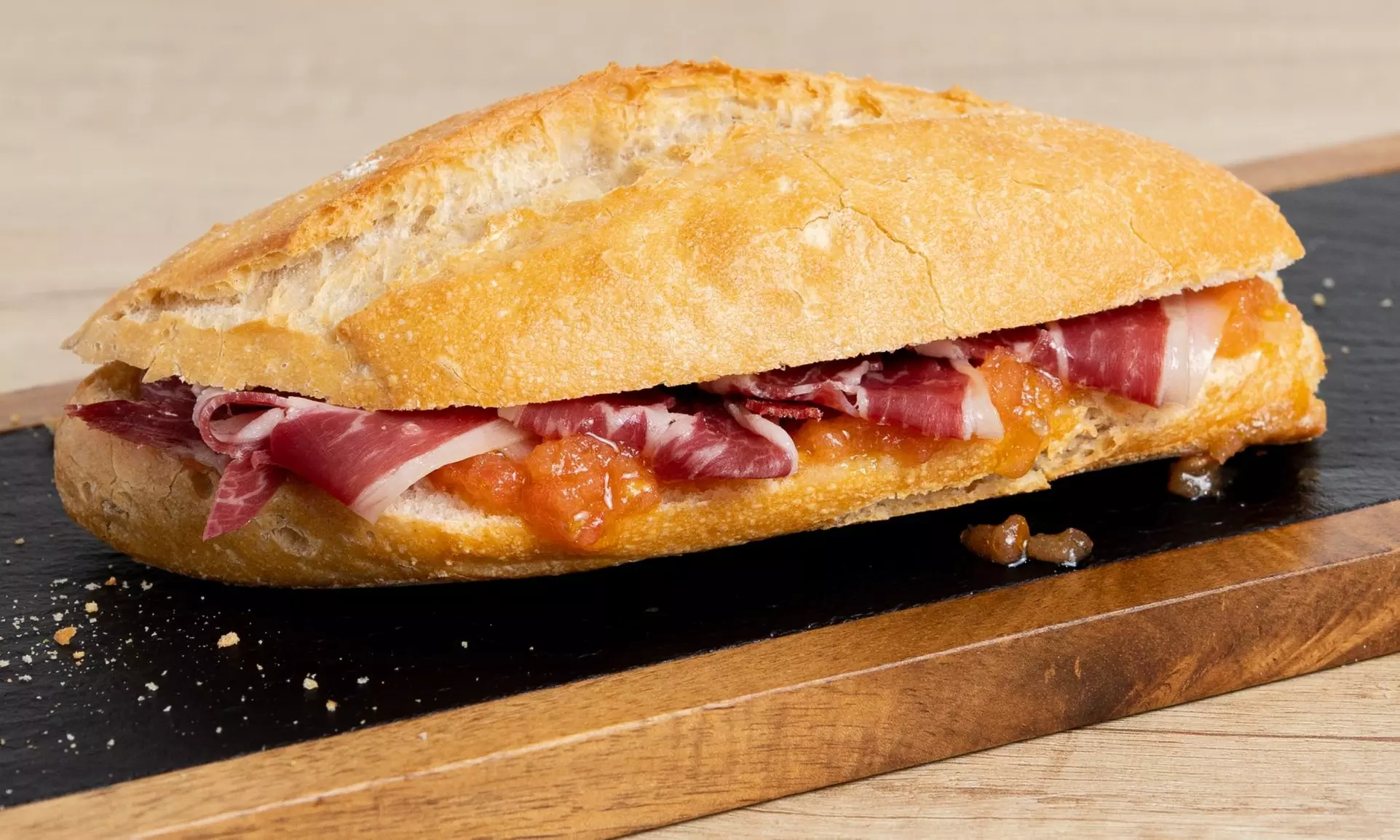 Bocadillos ibéricos, bebidas y dulces para 2 o 4 personas