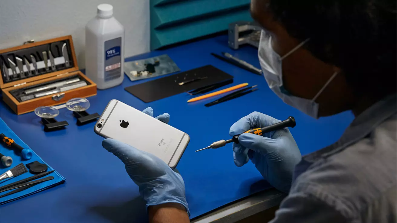 Up to 83% Off on On Location Cell Phone Repair at Metatronics - Primary Image