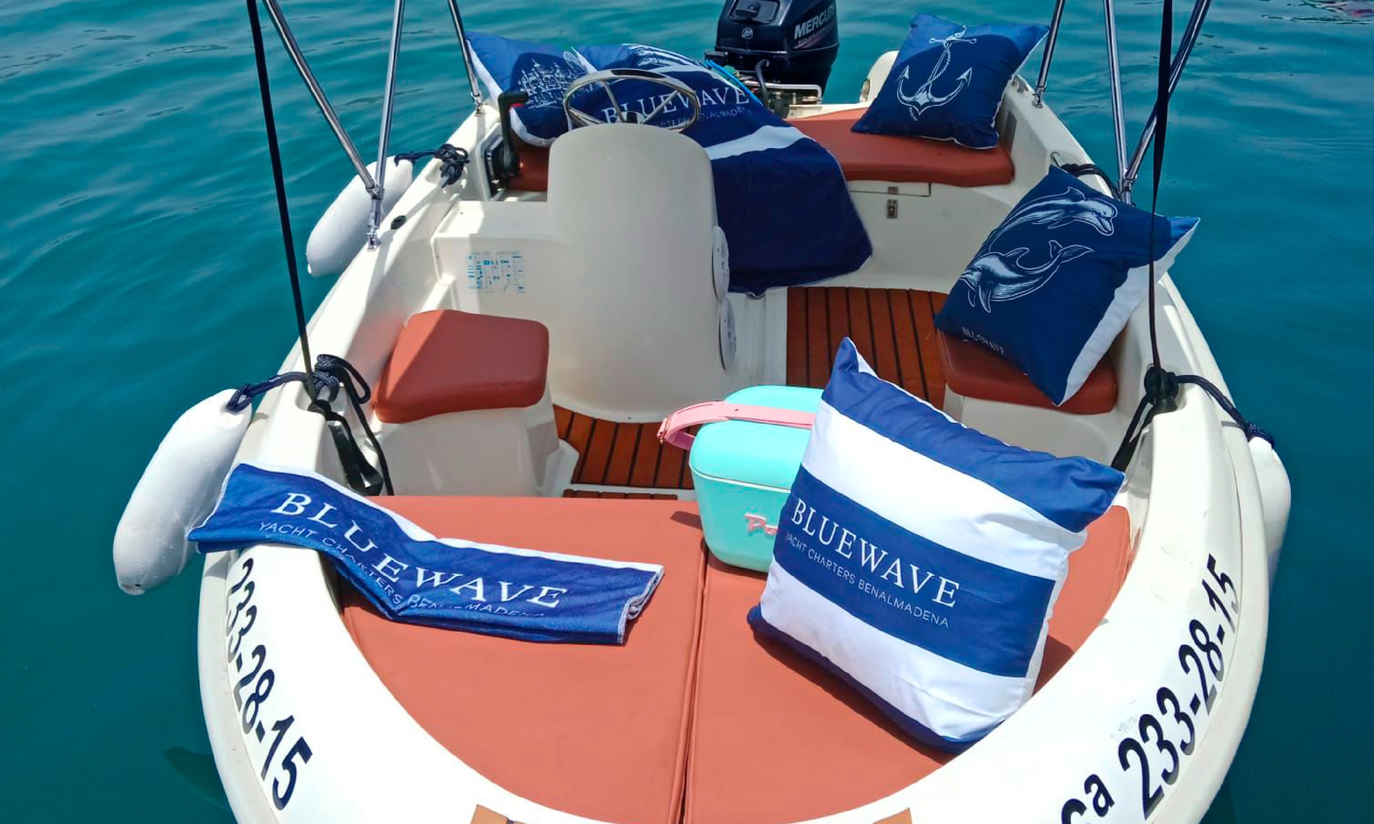 Alquiler de barco sin licencia para hasta 4 personas en Puerto Marina