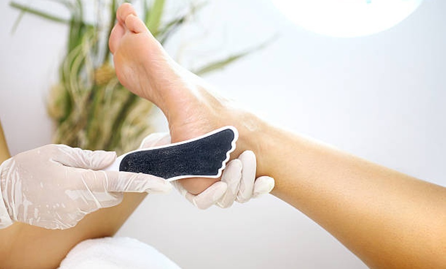 Image 3: Pause beauté et détente avec exfoliation des pieds et modelage dos
