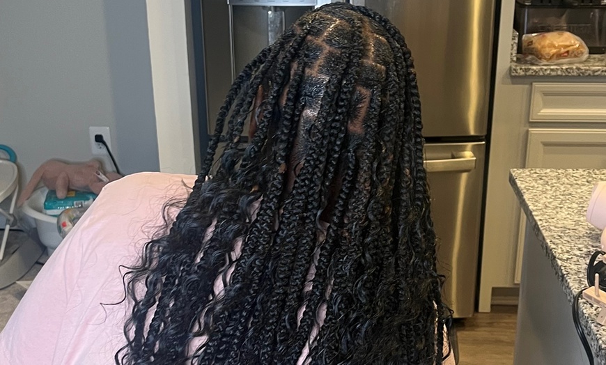 Image 3: Achieve Elegance With Small, Medium, or Large Knotless Braids 