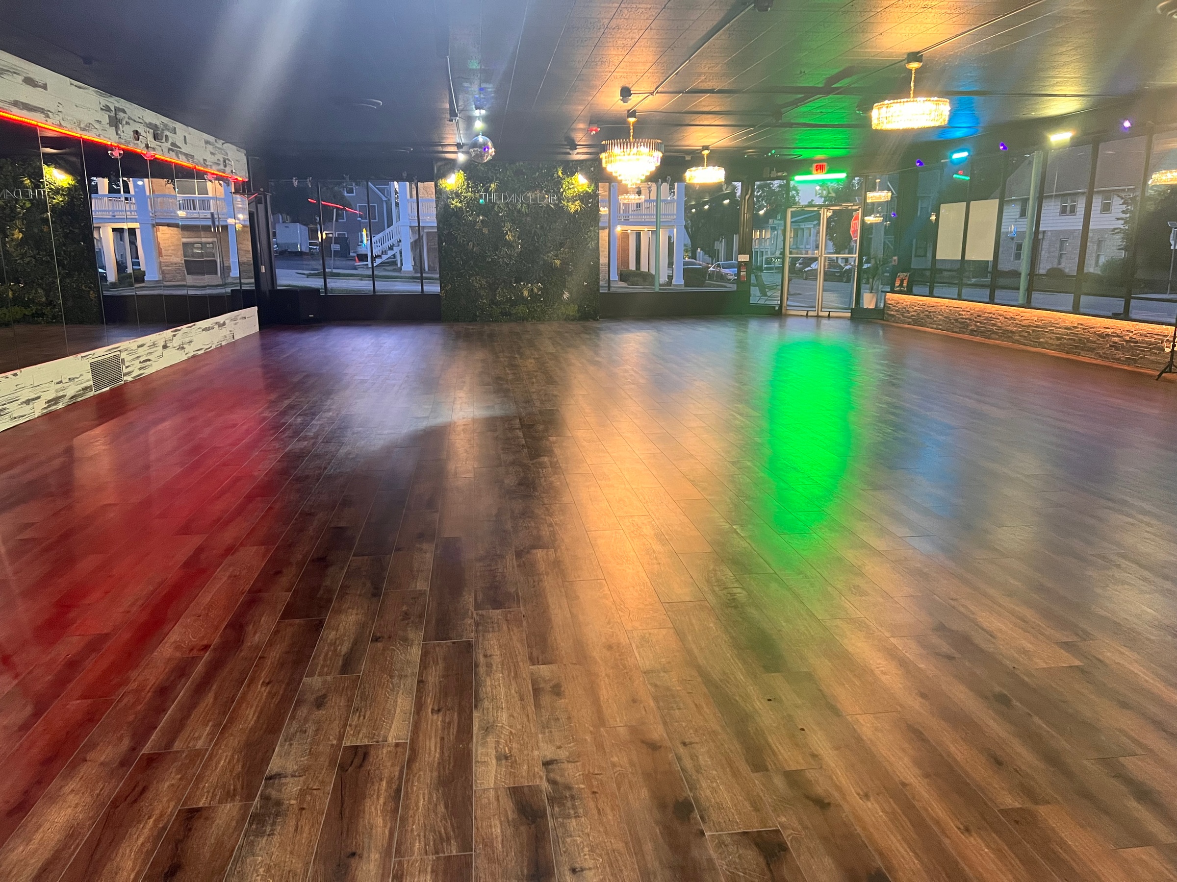 Host Events in a Spacious 2500 Sqft Venue with Cozy Fireplace