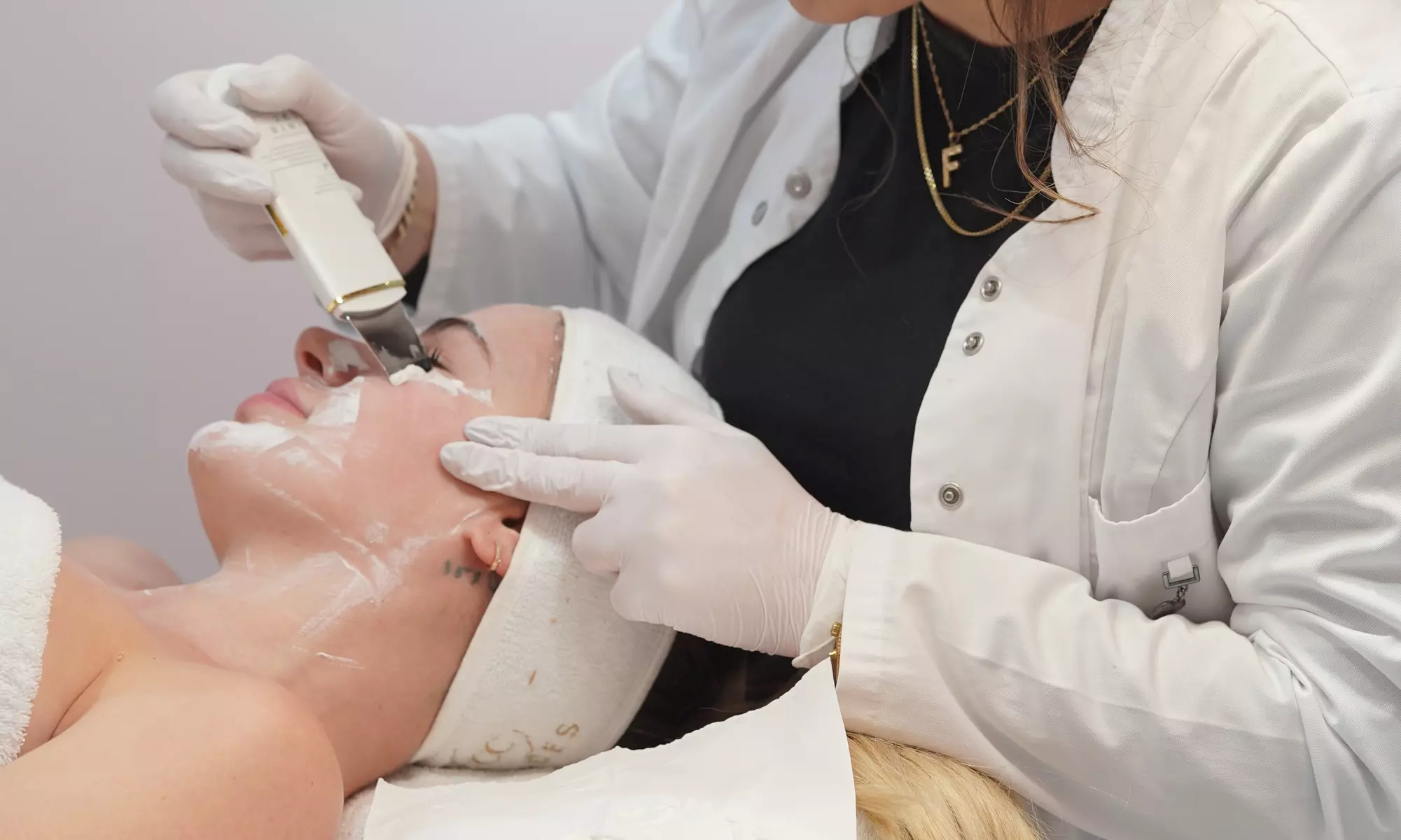 Klassische Gesichtsbehandlung inkl. Wimpernlifting & Färben für 1 Person o. Augenbrauenstyling (bis 59% sparen) - Primary Image