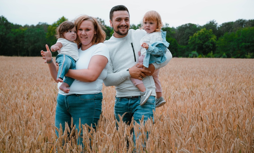 Image 1: Familienfotoshooting auf dem Bauernhof inkl. 1, 3 oder 5 Bildern